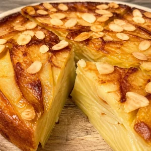 Gâteau invisible aux pommes sans lactose servi en tranches
