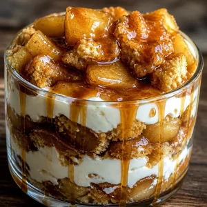 Tiramisu caramel beurre salé avec des pommes, un dessert gourmet savoureux.