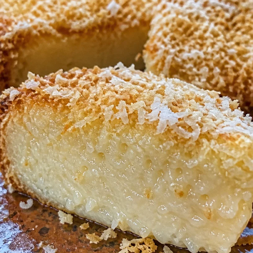 Flan coco à la brésilienne servie dans un plat traditionnel